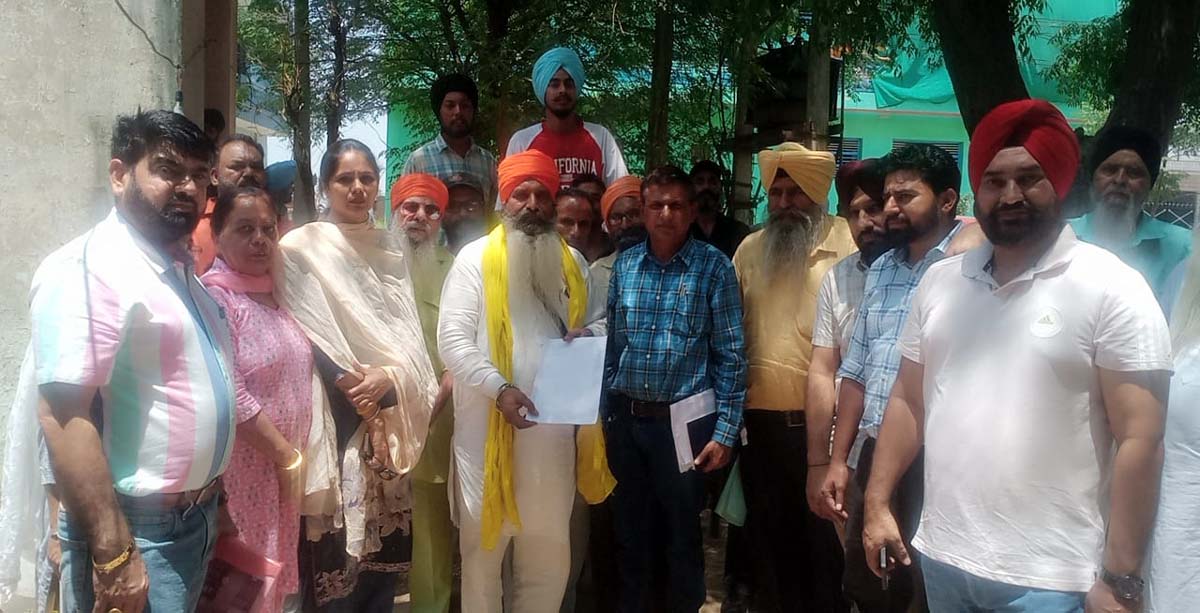 The sarpanch climbed on the tank in protest against the illegal occupation that came down after the assurance of the administration